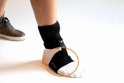 Novamed Fallfuß Orthese Zubehör – Ohne Schuhe Vorderansicht mit Bein