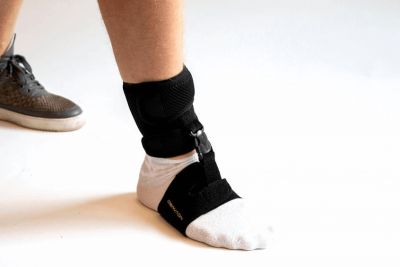 Novamed Fallfuß Orthese Zubehör – Ohne Schuhe Vorderansicht mit Bein 2