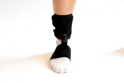 Novamed Fallfuß Orthese Zubehör – Ohne Schuhe Vorderansicht mit Socke
